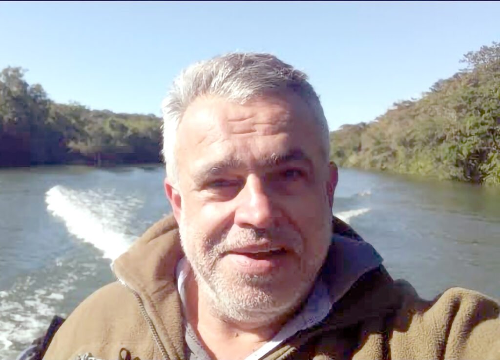 Luís Alfredo Cuini, conhecido carinhosamente como Boca, foi uma personalidade marcante em Araçatuba-SP, reconhecido por sua dedicação ao trabalho náutico, pelo envolvimento comunitário através do escotismo e pelo compromisso social que o tornava querido entre amigos, colegas e instituições locais.