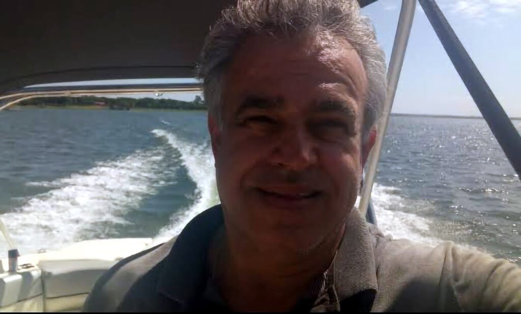 Luís Alfredo Cuini, conhecido carinhosamente como Boca, foi uma personalidade marcante em Araçatuba-SP, reconhecido por sua dedicação ao trabalho náutico, pelo envolvimento comunitário através do escotismo e pelo compromisso social que o tornava querido entre amigos, colegas e instituições locais.