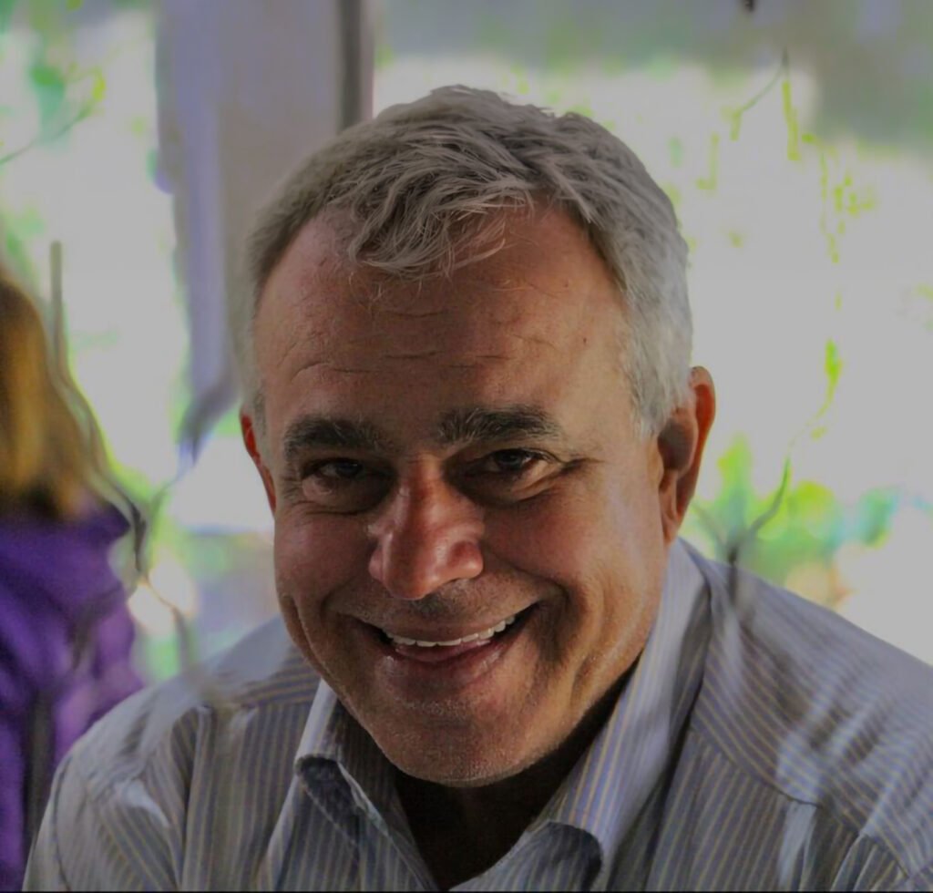 Luís Alfredo Cuini, conhecido carinhosamente como Boca, foi uma personalidade marcante em Araçatuba-SP, reconhecido por sua dedicação ao trabalho náutico, pelo envolvimento comunitário através do escotismo e pelo compromisso social que o tornava querido entre amigos, colegas e instituições locais.