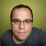 Márcio Rodrigues Simões foi designer gráfico e chargista em Araçatuba-SP, criou o personagem Brela e publicou charges diariamente no jornal Folha da Região, deixando contribuição relevante para a comunicação visual e o humor gráfico