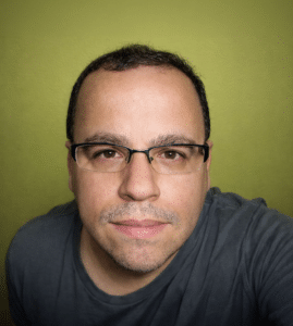 Márcio Rodrigues Simões foi designer gráfico e chargista em Araçatuba-SP, criou o personagem Brela e publicou charges diariamente no jornal Folha da Região, deixando contribuição relevante para a comunicação visual e o humor gráfico