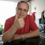 Márcio Rodrigues Simões foi designer gráfico e chargista em Araçatuba-SP, criou o personagem Brela e publicou charges diariamente no jornal Folha da Região, deixando contribuição relevante para a comunicação visual e o humor gráfico