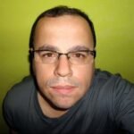 Márcio Rodrigues Simões foi designer gráfico e chargista em Araçatuba-SP, criou o personagem Brela e publicou charges diariamente no jornal Folha da Região, deixando contribuição relevante para a comunicação visual e o humor gráfico