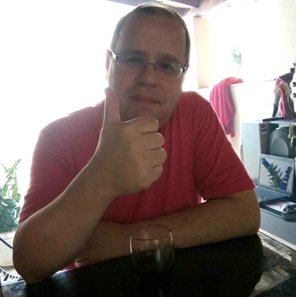 Márcio Rodrigues Simões foi designer gráfico e chargista em Araçatuba-SP, criou o personagem Brela e publicou charges diariamente no jornal Folha da Região, deixando contribuição relevante para a comunicação visual e o humor gráfico