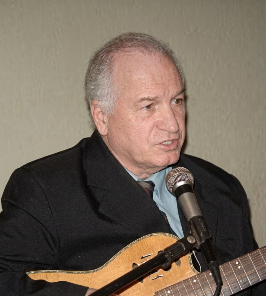 Alcides Mazzini, conhecido como Cid Mazzini, foi jornalista, músico, professor, radialista e pesquisador da memória que marcou profundamente a história cultural de Araçatuba-SP, especialmente por sua atuação na comunicação, na música e na preservação de acervos históricos da cidade e da região Noroeste Paulista.