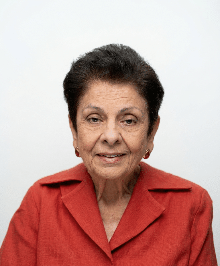 A professora Helena Corpa Fernandes Guerreiro marcou profundamente a história da educação em Araçatuba-SP durante seus 50 anos de magistério, consolidando-se como uma das personalidades mais influentes da região Noroeste Paulista.