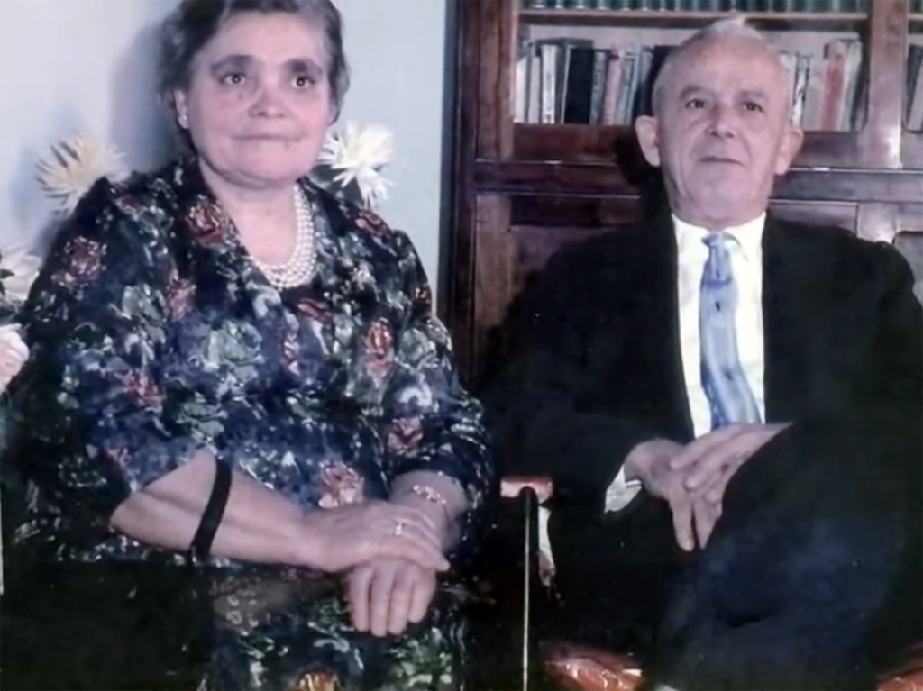 Antonio Corpa e Cândida Corpa foram pais dedicados que, apesar de terem dez filhos, garantiram que todos recebessem educação de qualidade em boas escolas. Antonio, em particular, incluiu o estudo da língua inglesa como parte essencial da educação familiar, plantando em Helena desde a infância a paixão pelo idioma que se tornaria sua vocação profissional.