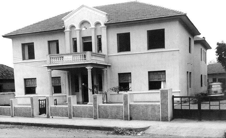 A Maternidade Santa Teresinha marcou profundamente a história de Araçatuba e a vida de gerações de famílias. Localizada na Rua Duque de Caxias, foi durante décadas cenário de chegadas, despedidas e grandes emoções, tornando-se um dos símbolos mais fortes da saúde e da memória afetiva da cidade.