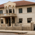 A Maternidade Santa Teresinha marcou profundamente a história de Araçatuba e a vida de gerações de famílias. Localizada na Rua Duque de Caxias, foi durante décadas cenário de chegadas, despedidas e grandes emoções, tornando-se um dos símbolos mais fortes da saúde e da memória afetiva da cidade.