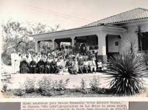 Missa celebrada pelo Rev.mo Monsenhor Vitor Ribeiro Mazzei, na fazenda “São Luís”, propriedade do D.r Érico de Abreu Sodré, saudoso e magnânimo provedor da Santa Casa. Falecido em 27/1/52.