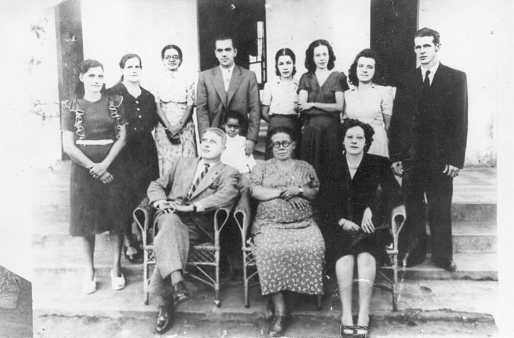 Dona Benedita, à frente e no centro, com amigos e colaboradores. Foto do acervo do Hospital Benedita Fernandes