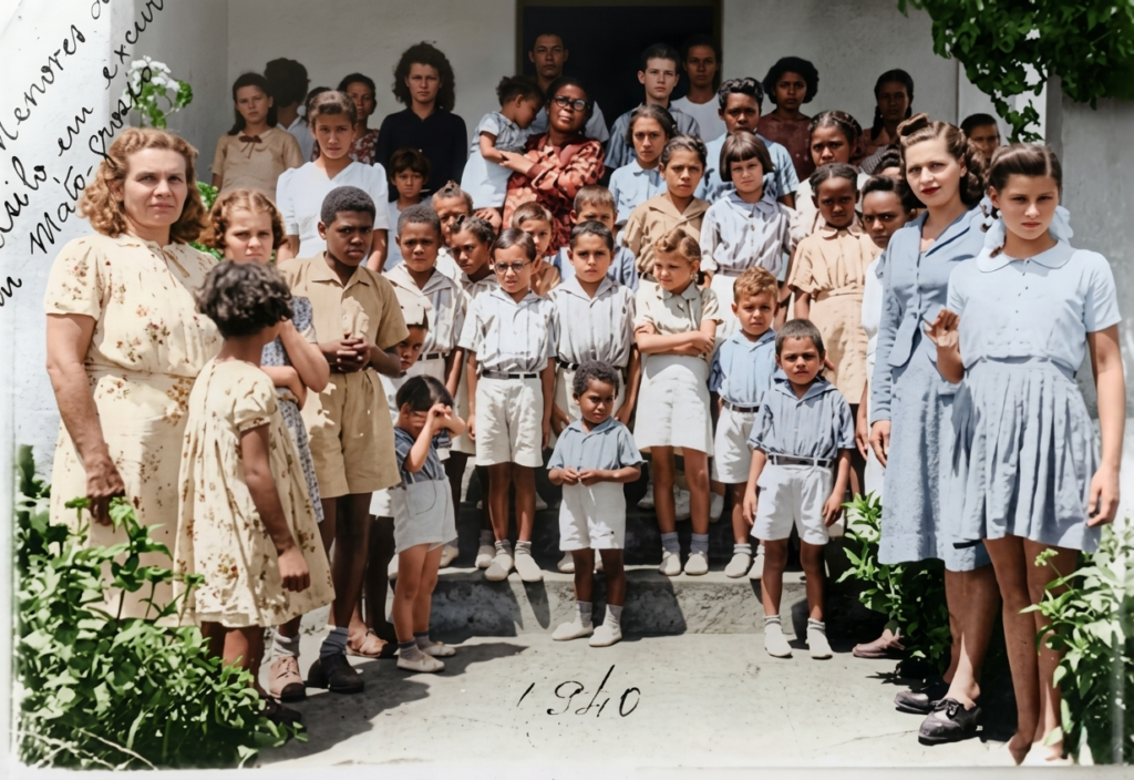 Benedita Fernandes, no centro da foto, com crianças em viagem a Mato Grosso, no ano de 1940 Foto do acervo do Hospital Benedita Fernandes