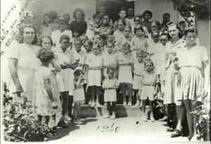 Benedita Fernandes, no centro da foto, com crianças em viagem a Mato Grosso, no ano de 1940
Foto do acervo do Hospital Benedita Fernandes