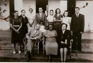 Dona Benedita, à frente e no centro, com amigos e colaboradores. Foto do acervo do Hospital Benedita Fernandes
