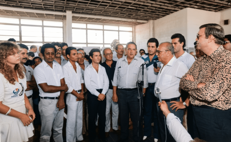 João Baptista de Oliveira Figueiredo visita Araçatuba em 3 de novembro de 1982, participa de concentração popular, encontra estudantes no Aeroporto Dario Guarita e reforça a importância do Noroeste Paulista no processo de abertura política e nas eleições de 1982.