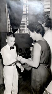 Maria José Bedran de Castro - Zezé Bedran. Professora então professora, participando de formatura escolar em Araçatuba.